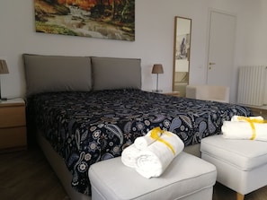 Executive-Apartment, 2 Schlafzimmer, Kochnische | 1 Schlafzimmer, hochwertige Bettwaren, Betten mit Memory-Foam-Matratzen