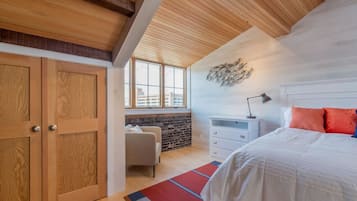 2 bedrooms, desk, iron/ironing board, WiFi