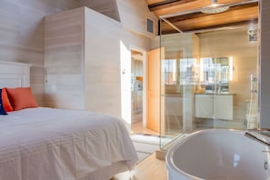 2 bedrooms, desk, iron/ironing board, WiFi