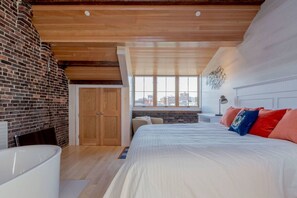 2 bedrooms, desk, iron/ironing board, WiFi