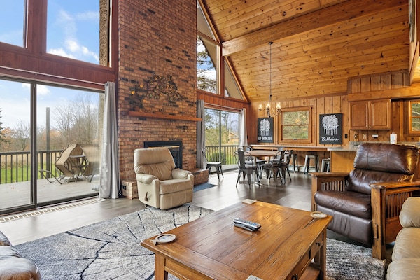 Smart-tv, een open haard, videospelletjes en een dvd-speler