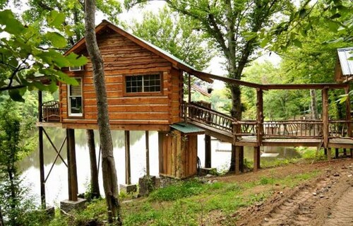 1 BEDROOM 1 BATH, TREE-CABIN BY A 20 ACRE PRIVATE LAKE
