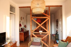 Televisión, libros y estéreo 