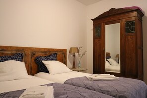 3 habitaciones, escritorio y tabla de planchar con plancha
