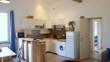 Réfrigérateur, micro-ondes, four, plaque de cuisson