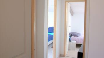 2 slaapkamers, een strijkplank/strijkijzer, reisbedje, wifi