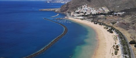 Una playa cerca, toallas de playa