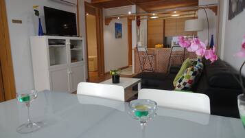 Een smart-tv, een dvd-speler, een tafeltennistafel en boeken