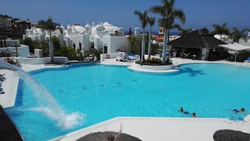 Een buitenzwembad, een verwarmd zwembad