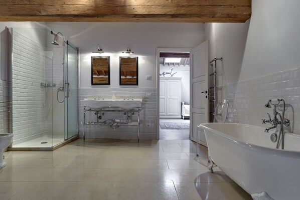 Ensemble douche/baignoire, sèche-cheveux, bidet, serviettes fournies