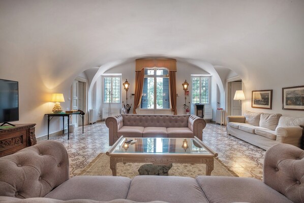 Smart TV, DVD player, table football, ping pong