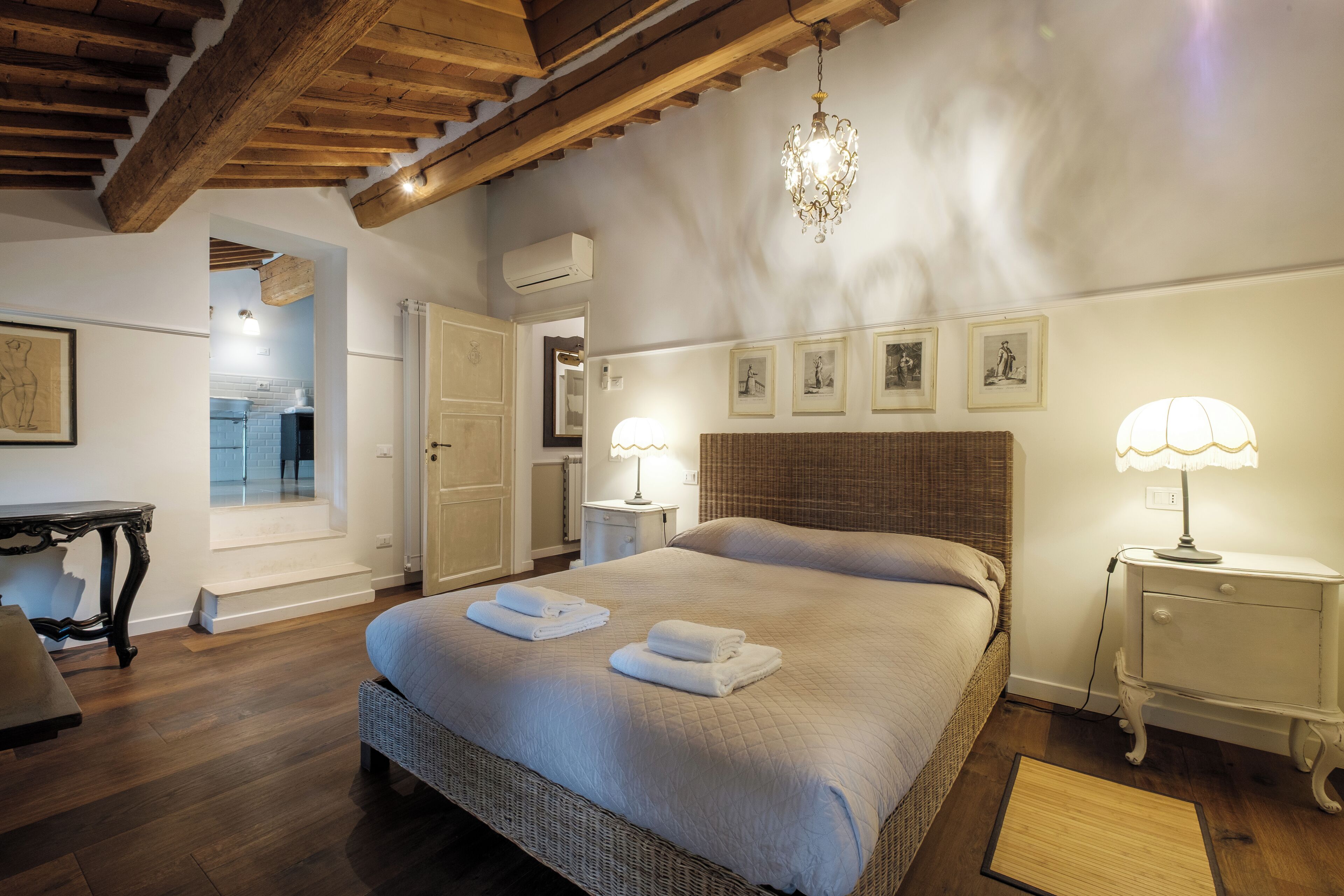 10 slaapkamers, een kluis op de kamer, een strijkplank/strijkijzer