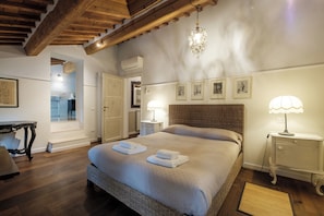 10 Schlafzimmer, Zimmersafe, Bügeleisen/Bügelbrett, Reisekinderbett