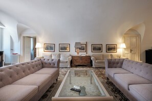 Smart-TV, DVD-spiller, fotballspill og bordtennis