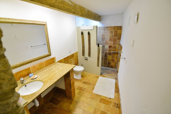 Douche, sèche-cheveux, serviettes fournies