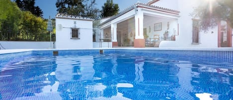 Una piscina al aire libre