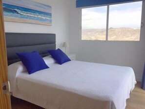 3 chambres, fer et planche à repasser, Wi-Fi, draps fournis