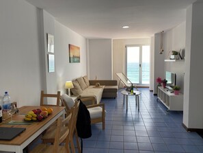 Smart TV, video games - MAR DE SANTIAGO apartment located on the first line of Las Canteras Beach (Las Palmas de Gran Canaria)