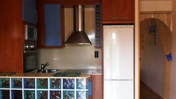 Réfrigérateur, micro-ondes, plaque de cuisson, cafetiÚre/bouilloire