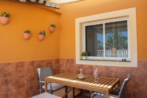 Outdoor dining - House with pool near the best beaches and the center of Corralejo. (Corralejo)