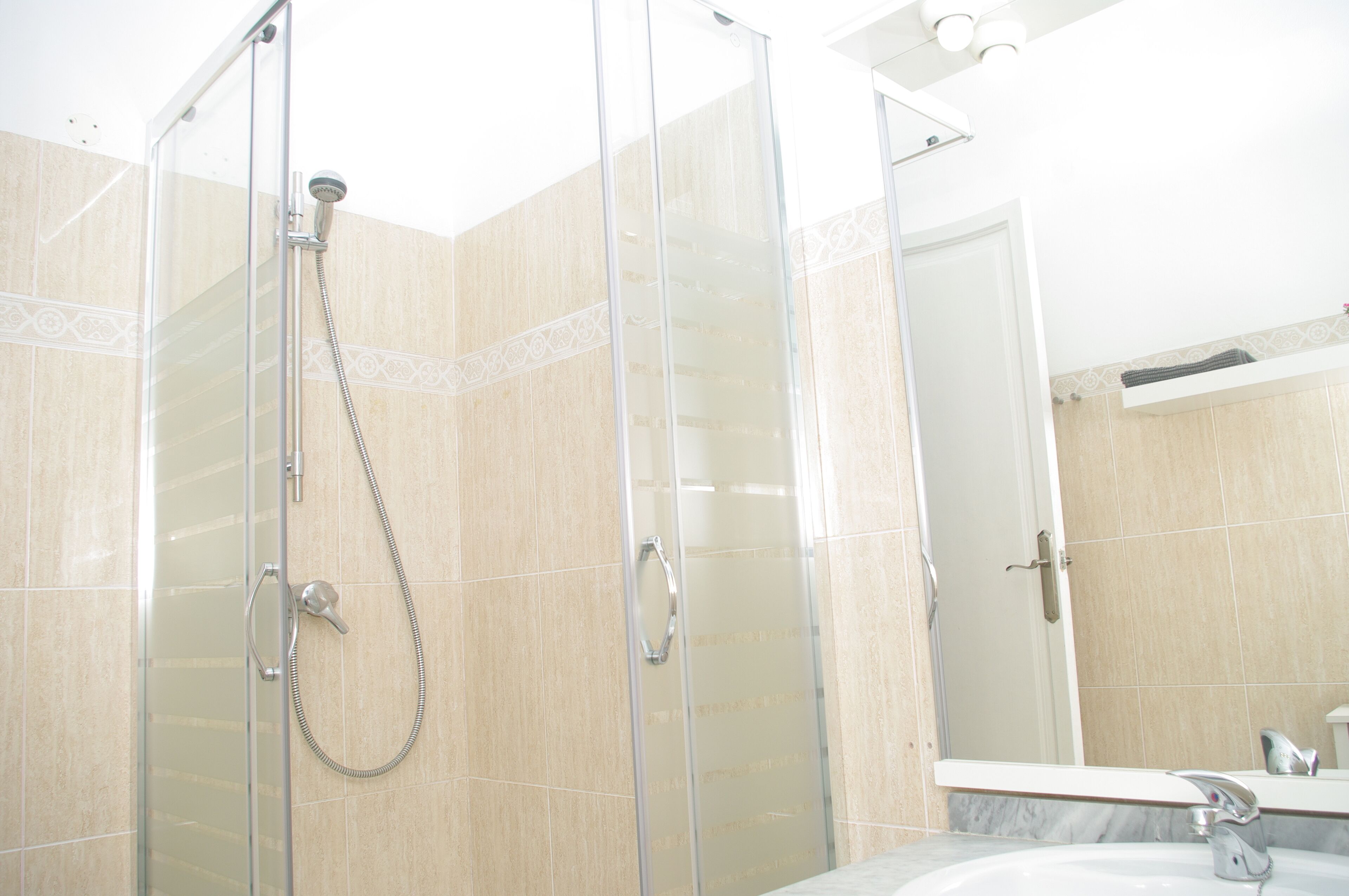 Een douche, een haardroger, een bidet, handdoeken