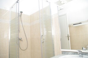 Douche, séchoir à cheveux, bidet, serviettes fournies