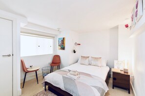2 bedrooms, desk, iron/ironing board, WiFi - A Stylish 2 Bed, 2 Bath London Apartment (London)