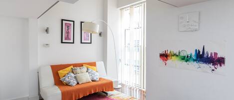 Téléviseur connecté, livres, sélection de musique