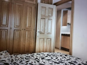 1 habitación, tabla de planchar con plancha y cuna de viaje