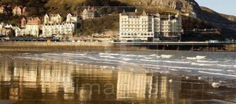 Beach Hut Apartment, Llandudno - Beautifully Renovated