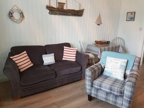 TV, DVD player, books, video library - Beach Hut Apartment, Llandudno - Beautifully Renovated (llandudno)