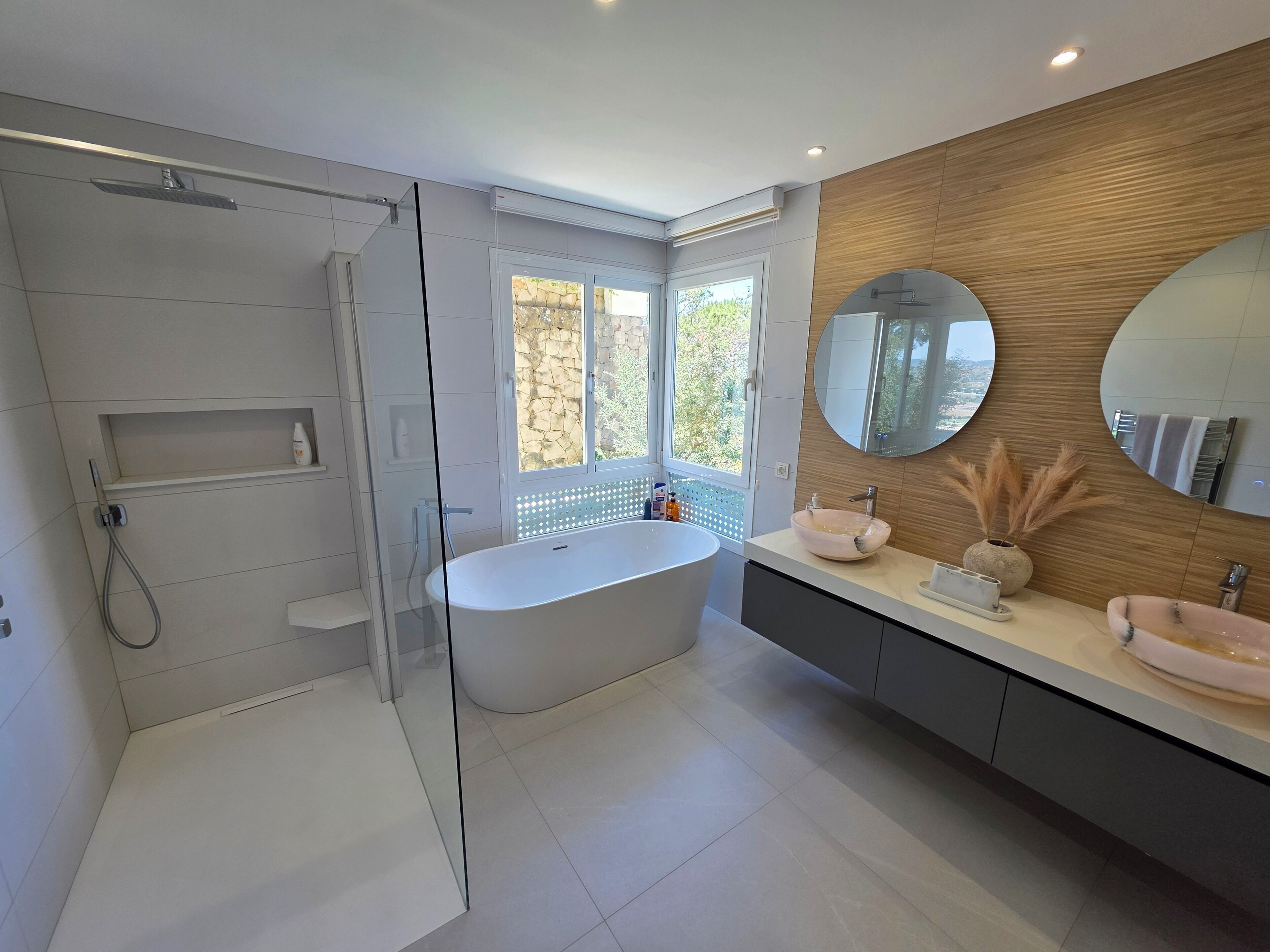 Combined shower/tub, hair dryer, bidet, towels