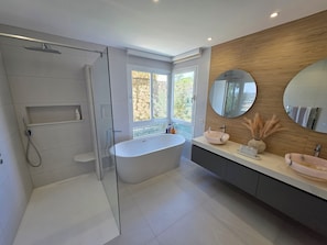 A modern bathroom with a glass-enclosed shower, a freestanding bathtub, and a vanity with two sinks. - 3 Bedroom La Cala Golf Exclusive Apartment, Large Communal Pool And Garden (La Cala de Mijas)