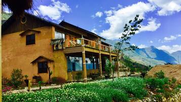 Vista frontal de la propiedad