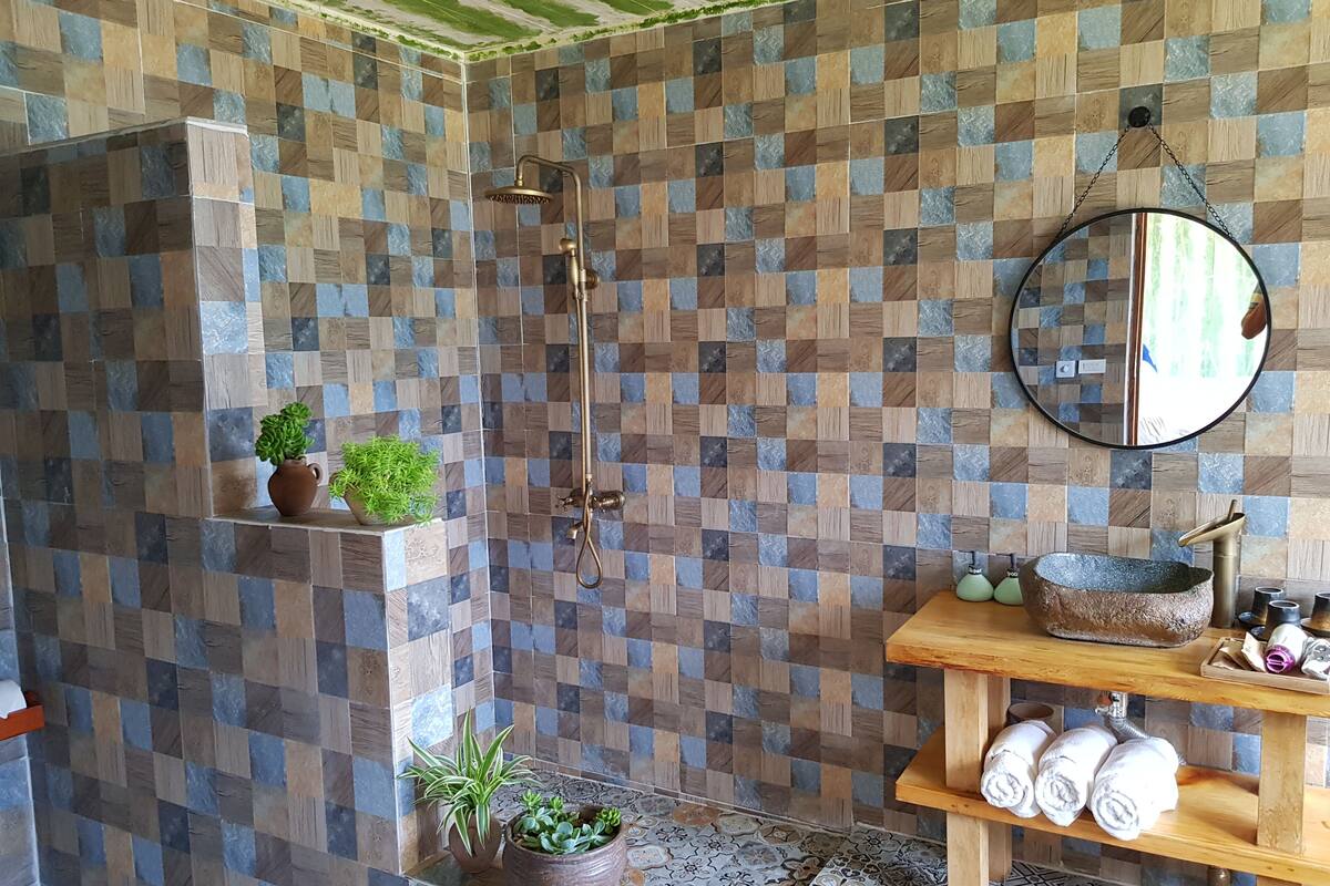 combined shower/bathtub, free toiletries, hair dryer, slippers