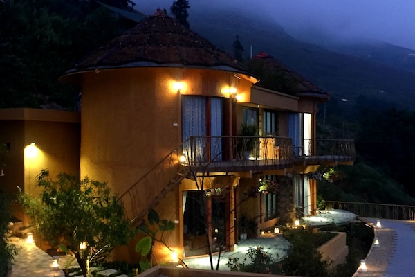 Vista frontal de la propiedad por la tarde o noche