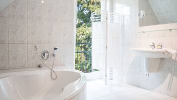 Badewanne, Haartrockner, Handtücher, Toilettenpapier