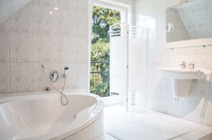 Baignoire, sèche-cheveux, serviettes fournies, papier toilette