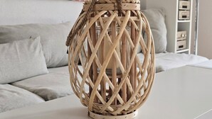 A woven basket with a handle on a white table in a room with a bed, a lamp, and a bookshelf. - Stylish house with medit. Garden, AC, barbecue, private + heated. Pool and W-Box (Portiragnes)
