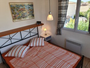 2 bedrooms, iron/ironing board, free WiFi, bed sheets