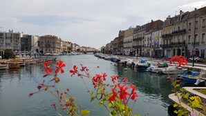A canal lined with boats and historic buildings. - Stylish house with medit. Garden, AC, barbecue, private + heated. Pool and W-Box (Portiragnes)