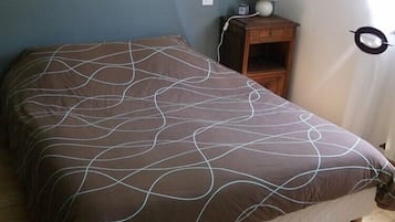 1 habitación, tabla de planchar con plancha y cuna de viaje