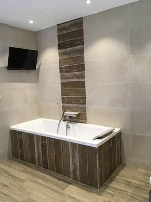 Duschwanne, Haartrockner, Handtücher