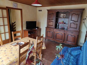 Télévision, lecteur de DVD, table de tennis de table