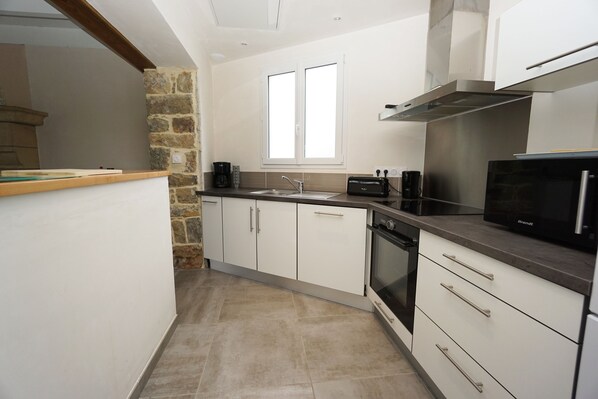 Frigorífico, microondas, horno y placa de cocina