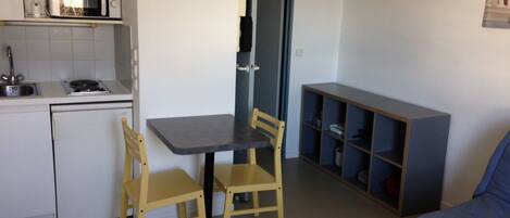 Geladeira, micro-ondas, cooktop, talheres/pratos/utensílios de cozinha