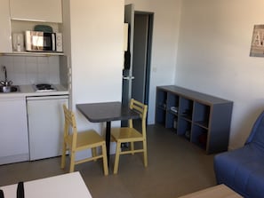 Køleskab, mikrobølgeovn, kogeplade, køkkentøj/tallerkener/redskaber