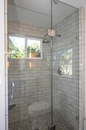 Ensemble douche/baignoire, sèche-cheveux, serviettes fournies, savon