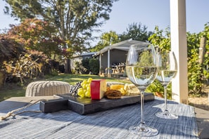 Outdoor dining - Modern Wine Country Cottage in Historic Healdsburg, Premiere Location (Healdsburg)
