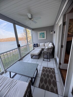 Fernseher, Kamin, DVD-Player, Videothek